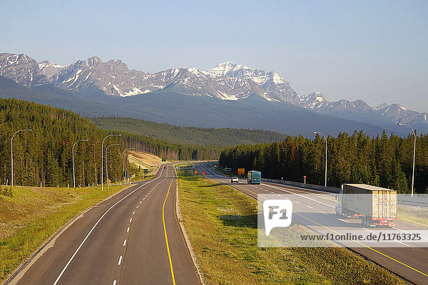 Transcanada Highway in der Nähe von Lake Louise  Banff National Park  Rocky Mountains  Alberta  Kanada  Nordamerika