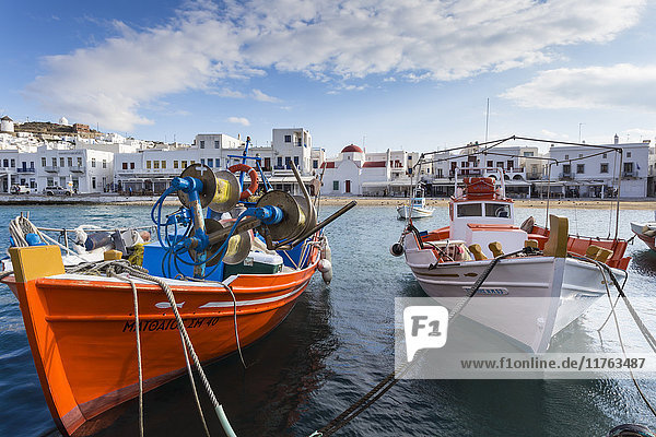 Bunte Boote im Hafen  weiß getünchte Mykonos Stadt (Chora) mit Windmühlen und Kirchen  Mykonos  Kykladen  Griechische Inseln  Griechenland  Europa