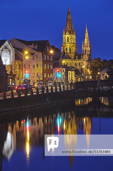 Blick in der Abenddämmerung auf die St. Fin Barre's Cathedral am Ufer des Lee River in Cork  Grafschaft Cork  Munster  Republik Irland  Europa