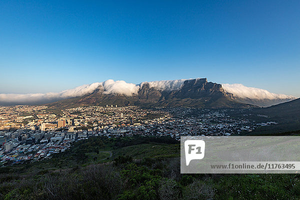 Tafelberg bedeckt mit einem Tischtuch aus orografischen Wolken  Kapstadt  Südafrika  Afrika