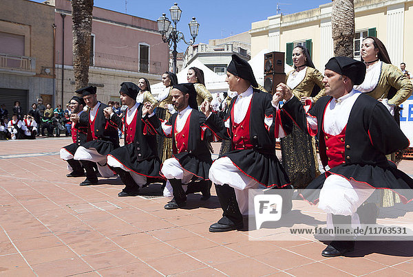 Kniende Männer bei der Feier des Heiligen Antioco  Schutzpatron von Sardinien  Sant'Antioco  Sardinien  Italien  Europa