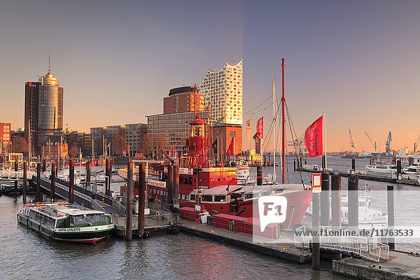 Elbphilharmonie bei Sonnenuntergang  Elbufer  HafenCity  Hamburg  Hansestadt  Deutschland  Europa