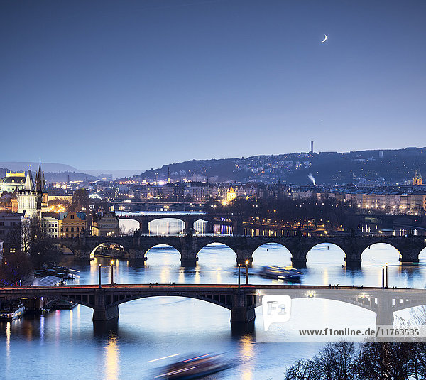 Dämmerung beleuchtet die historischen Brücken und Gebäude  die sich in der Moldau spiegeln  Prag  Tschechische Republik  Europa