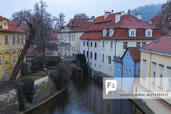 Typische Häuser am Wasserkanal umrahmen die alte Mühle von Certovka  Kleinseite  Prag  Tschechische Republik  Europa