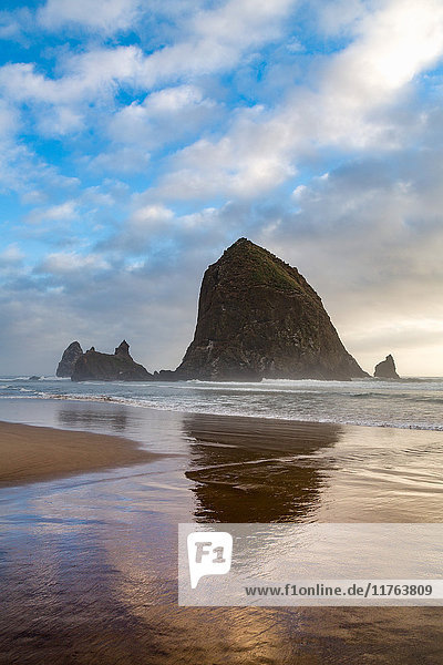 Haystack Rock spiegelt sich an der Küste von Cannon Beach an der pazifischen Nordwestküste  Oregon  Vereinigte Staaten von Amerika  Nordamerika