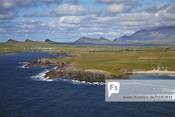 Blick vom Clogher Head auf Sybil Point  am westlichen Ende der Dingle-Halbinsel  County Kerry  Munster  Republik Irland  Europa