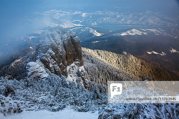 Neblige Winterlandschaft im Ceahlaul-Massiv  Rumänien  Europa