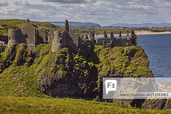 Dunluce Castle  in der Nähe von Portrush  County Antrim  Ulster  Nordirland  Vereinigtes Königreich  Europa