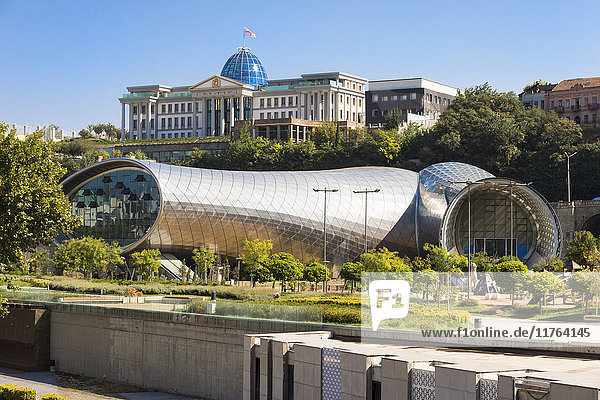 Konzertsaal und Ausstellungszentrum  Präsidentenpalast  Rike Park  Tiflis  Georgien  Kaukasus  Asien