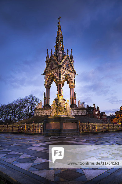 Albert Memorial in der Abenddämmerung  Kensington Gardens  London  England  Vereinigtes Königreich  Europa