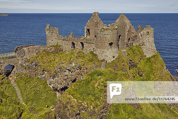 Dunluce Castle  in der Nähe von Portrush  County Antrim  Ulster  Nordirland  Vereinigtes Königreich  Europa