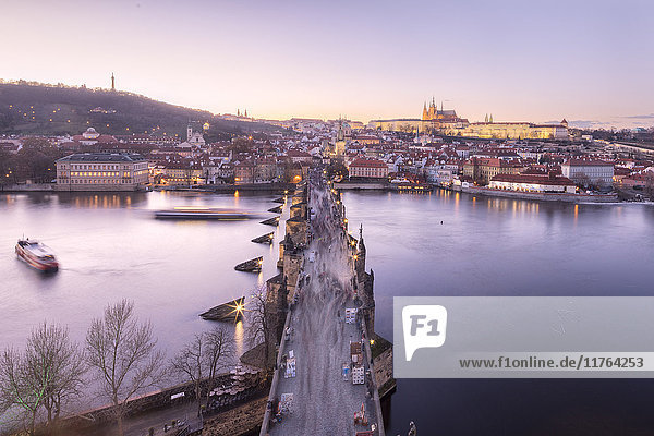 Moldau und Karlsbrücke bei Sonnenuntergang  UNESCO-Weltkulturerbe  Prag  Tschechische Republik  Europa