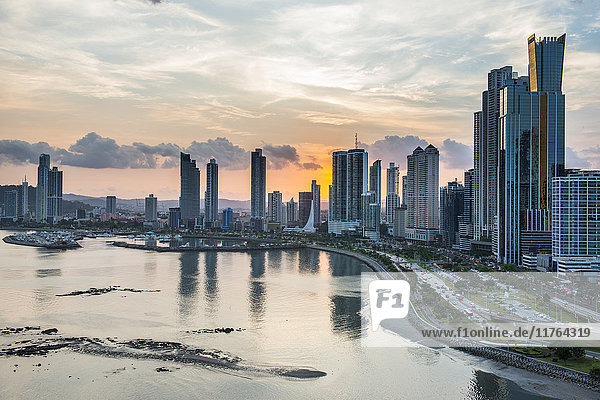 Skyline von Panama-Stadt bei Sonnenuntergang  Panama-Stadt  Panama  Mittelamerika