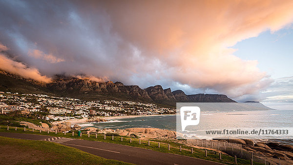 Sonnenuntergang und Wolken über Camps Bay  Tafelberg und den Zwölf Aposteln  Kapstadt  Südafrika  Afrika