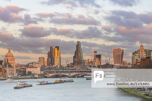 Ein Leuchten über der City of London bei Sonnenuntergang  London  England  Vereinigtes Königreich  Europa