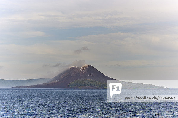 Die neue Caldera des Vulkans Krakatoa  Indonesien  Südostasien  Asien