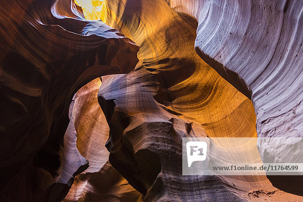 Lichter und Schatten im Upper Antelope Canyon  Navajo Tribal Park  Arizona  Vereinigte Staaten von Amerika  Nordamerika