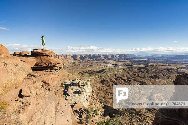 Frau bewundert die Landschaft  Canyonlands National Park  Moab  Utah  Vereinigte Staaten von Amerika  Nordamerika
