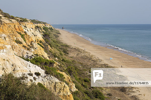 Sandstrand und Steilküste  Mazagon  Costa de la Luz  Provinz Huelva  Andalusien  Spanien  Europa