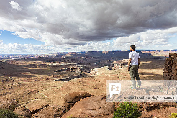 Mann mit Blick auf die Landschaft im Canyonlands National Park  Moab  Utah  Vereinigte Staaten von Amerika  Nordamerika