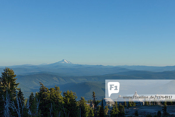 Timberline Lodge Hotel und Mount Jefferson vom Mount Hood aus gesehen  Teil der Cascade Range  Region Pazifischer Nordwesten  Oregon  Vereinigte Staaten von Amerika  Nordamerika