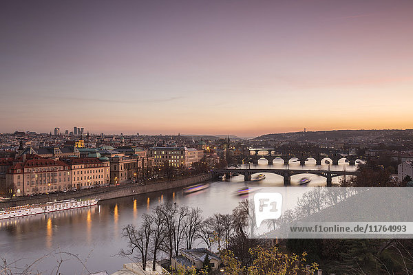 Rosa Himmel auf historischen Brücken und Gebäuden  die sich in der Moldau bei Sonnenuntergang spiegeln  Prag  Tschechische Republik  Europa