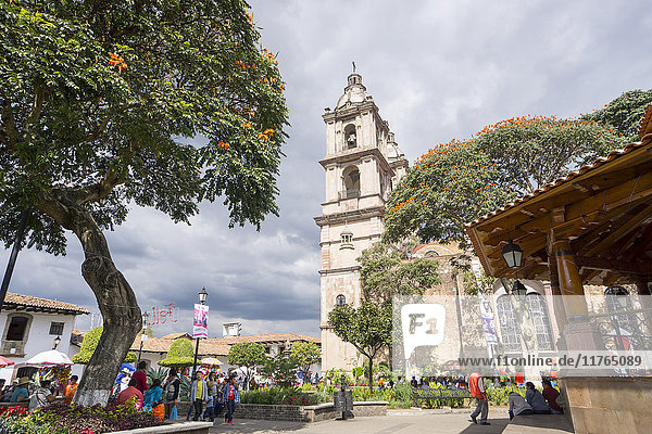 Paroquia de San Francisco de Assisi Kirche und Stadtplatz  Valle de Bravo  Mexiko  Nordamerika