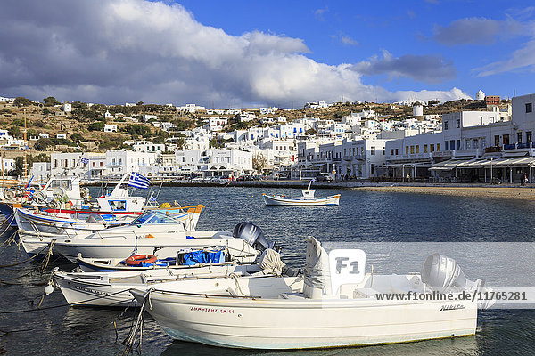 Kleine Boote im Hafen  weiß getünchte Mykonos-Stadt (Chora) mit Windmühlen am Hang  Mykonos  Kykladen  Griechische Inseln  Griechenland  Europa