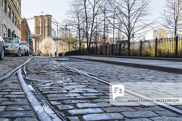 Alte Eisenbahnschienen und gepflasterte Straße im historischen Bezirk Dumbo  Brooklyn  New York City  Vereinigte Staaten von Amerika  Nordamerika