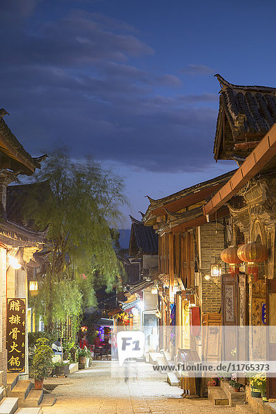 Gasse in der Abenddämmerung  Lijiang  UNESCO-Weltkulturerbe  Yunnan  China  Asien