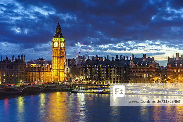 Big Ben (the Elizabeth Tower) and Westminster Bridge at dusk  London  England  United Kingdom  Europe