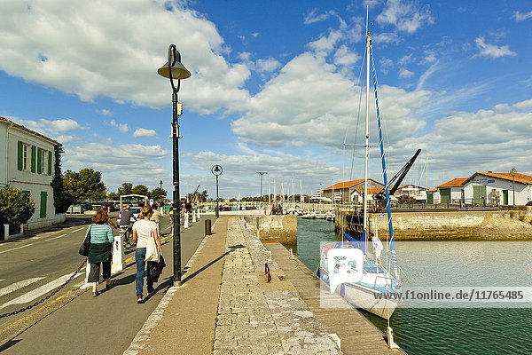 Yachthafen am Quai de La Criee im Westen des Hauptortes der Insel  Ars en Re  Ile de Re  Charente-Maritime  Frankreich  Europa