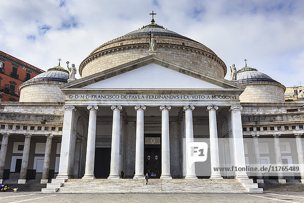Basilica di San Francesco di Paola  auf dem gepflasterten Platz Piazza del Plebiscito  Stadt Neapel  Kampanien  Italien  Europa