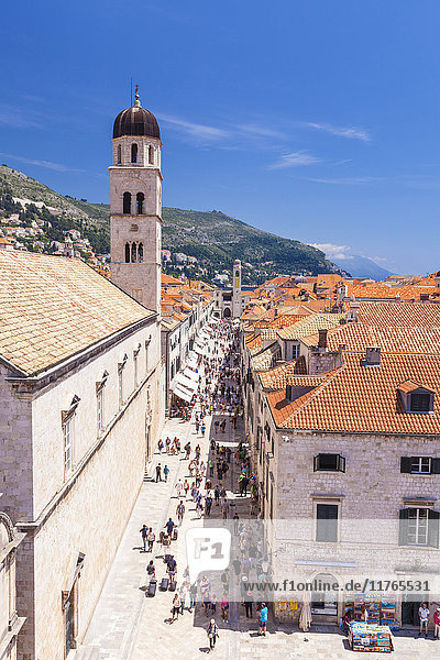 Dachansicht der Hauptstraße Placa  Stradun  Altstadt von Dubrovnik  UNESCO-Weltkulturerbe  Dubrovnik  Dalmatinische Küste  Kroatien  Europa