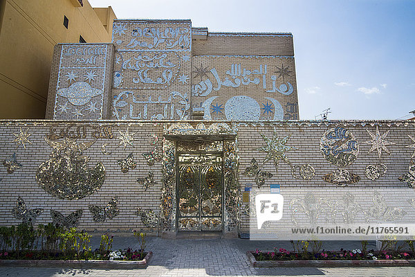 Mit Spiegeln bedeckte Wände im Museum House of Mirrors  Kuwait City  Kuwait  Naher Osten