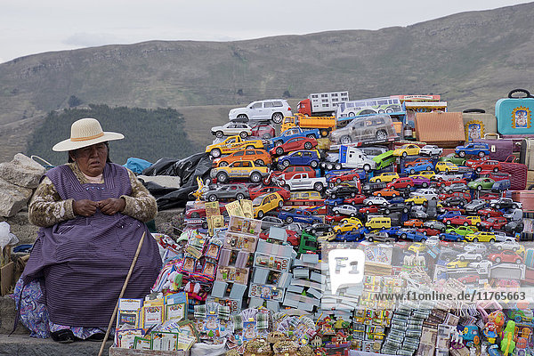 Traditionelle Miniaturautos und Geld  das Glück bringen soll  werden an einem Stand im Ferienort Copacabana am Titicacasee  Bolivien  Südamerika  verkauft
