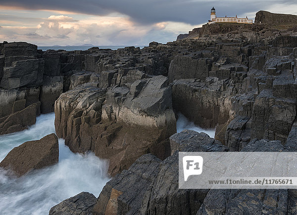 Die dramatische Küstenlinie und der Leuchtturm am Neist Point  Isle of Skye  Innere Hebriden  Schottland  Vereinigtes Königreich  Europa
