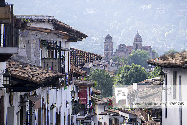 Blick auf das Stadtzentrum  Valle de Bravo  Mexiko  Nordamerika