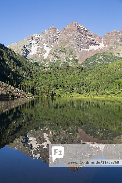 Maroon Lake und Maroon Bells Peaks im Hintergrund  Maroon Bells Scenic Area  Colorado  Vereinigte Staaten von Amerika  Nordamerika