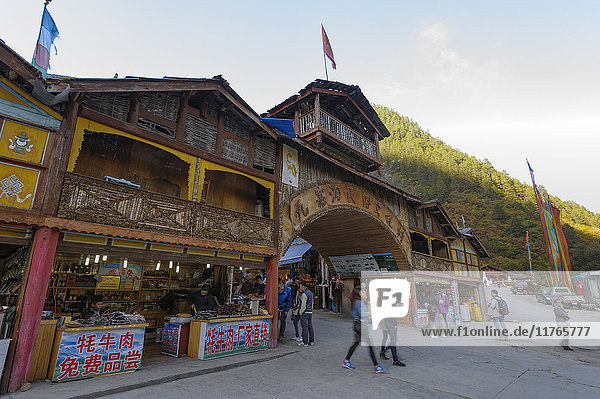 Tibetisches Dorf  Jiuzhaigou (Tal der Neun Dörfer)  Provinz Sichuan  China  Asien