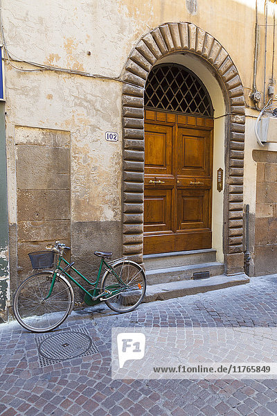 Fahrrad vor der Haustür geparkt  Lucca  Toskana  Italien  Europa