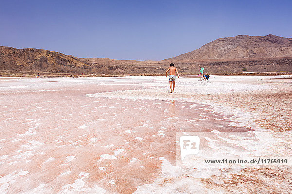 Touristen bei der Besichtigung der stillgelegten Salzpfannen von Pedra De Lume  Pedra di Lumi  Insel Sal  Kap Verde  Atlantik  Afrika