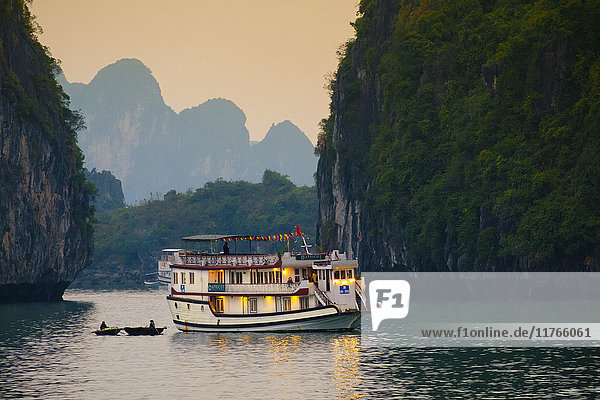 Boote in der Halong-Bucht  UNESCO-Welterbe  Vietnam  Indochina  Südostasien  Asien