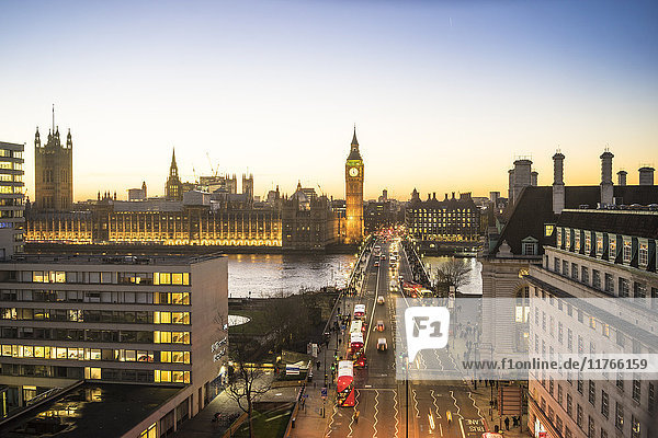 Blick von oben auf Big Ben  den Palace of Westminster und die Westminster Bridge in der Abenddämmerung  London  England  Vereinigtes Königreich  Europa