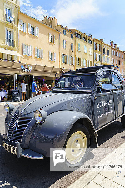 Altes Citroen 2CV Auto  Quai Jean Jaures  Saint-Tropez  Var  Cote d'Azur  Provence  Frankreich  Europa