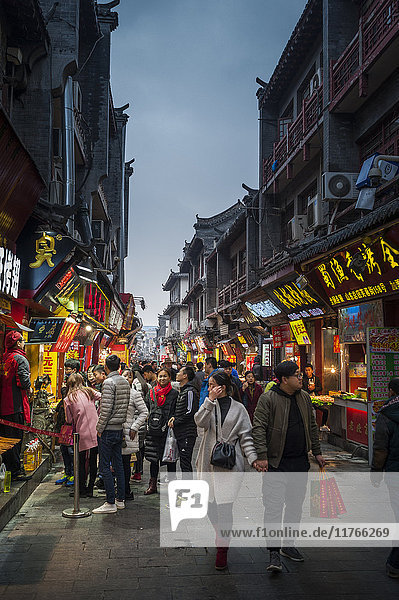 Straßenessen in Jinan  Provinz Shandong  China  Asien