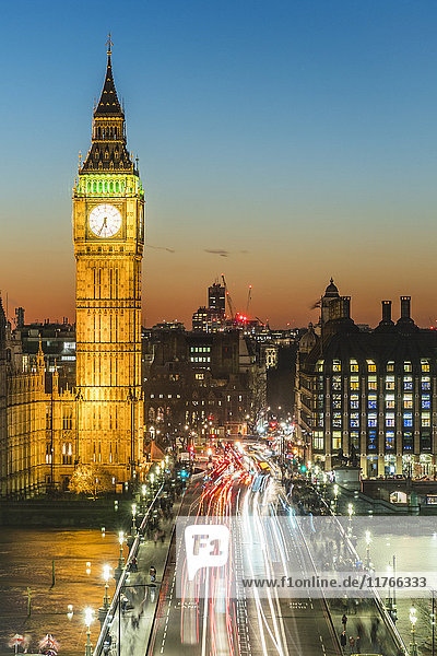 Big Ben (the Elizabeth Tower) and busy traffic on Westminster Bridge at dusk  London  England  United Kingdom  Europe
