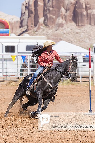 Reiterin bei einem Wettbewerb auf der jährlichen Utah Navajo Fair  Bluff  Utah  Vereinigte Staaten von Amerika  Nordamerika