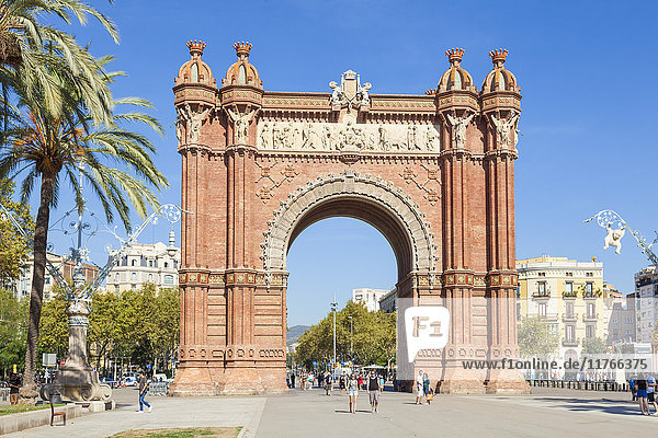 Der Arc de Triomf (Triumphbogen) aus rotem Backstein (Arco de Triunfo)  Barcelona  Katalonien (Catalunya)  Spanien  Europa