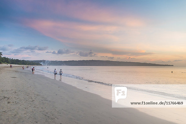 Sonnenuntergang über dem Strand von Jimbaran  Bali  Indonesien  Südostasien  Asien